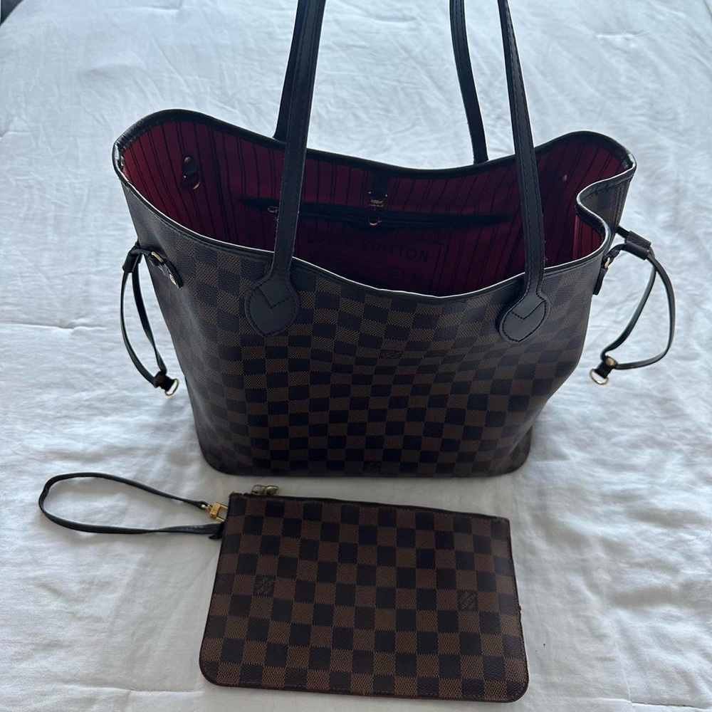LV Neverfull MM Tote Bag
Comes with wallet 

Retail price: $2030

Authentic